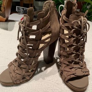 Jessica Simpson Women’s Riana Ankle Bootie